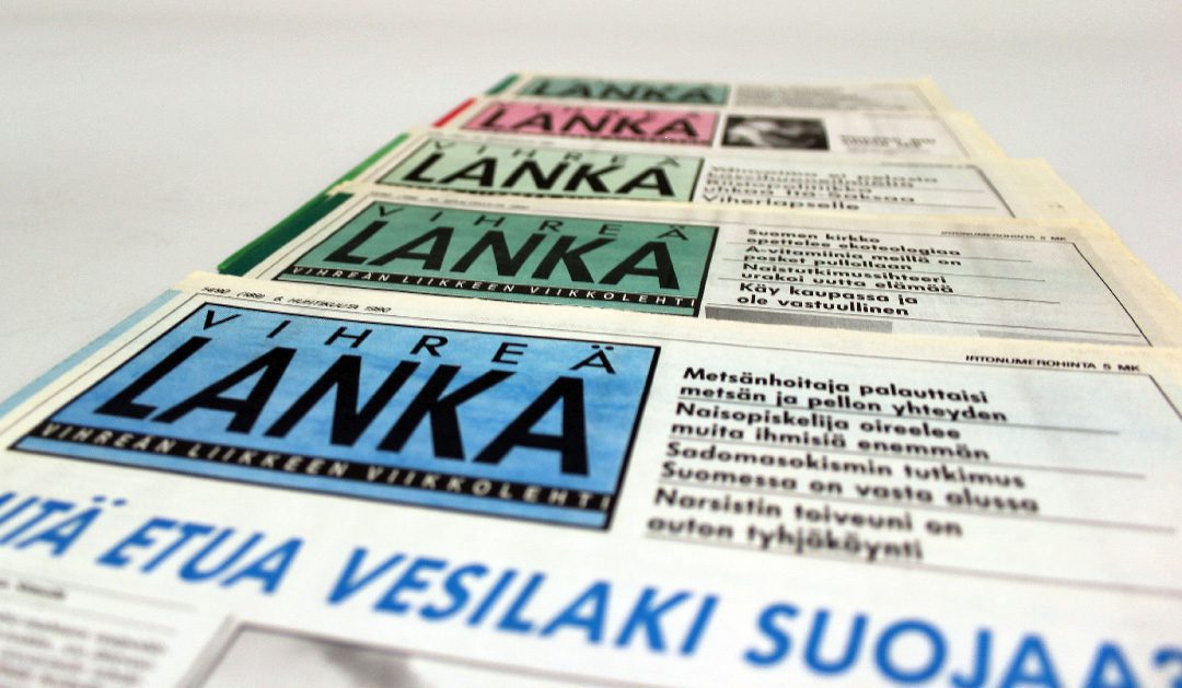 Werstas_nayttelyt_juuri_nyt_vihrea_lanka Pellolla olevassa autossa istuu lapsia ja yksi lapsi seisoo auton päällä