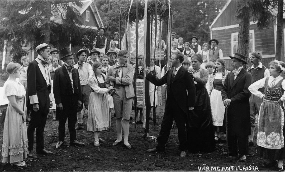 Näyttelijät esittävät Värmlantilaisia-näytelmää