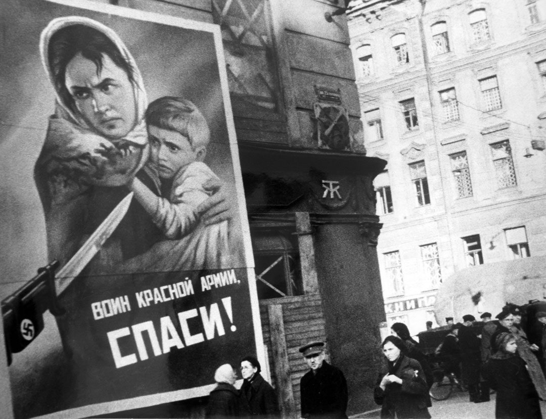 Katumaisema, jonka etualalla on venäjänkielinen propagandajuliste