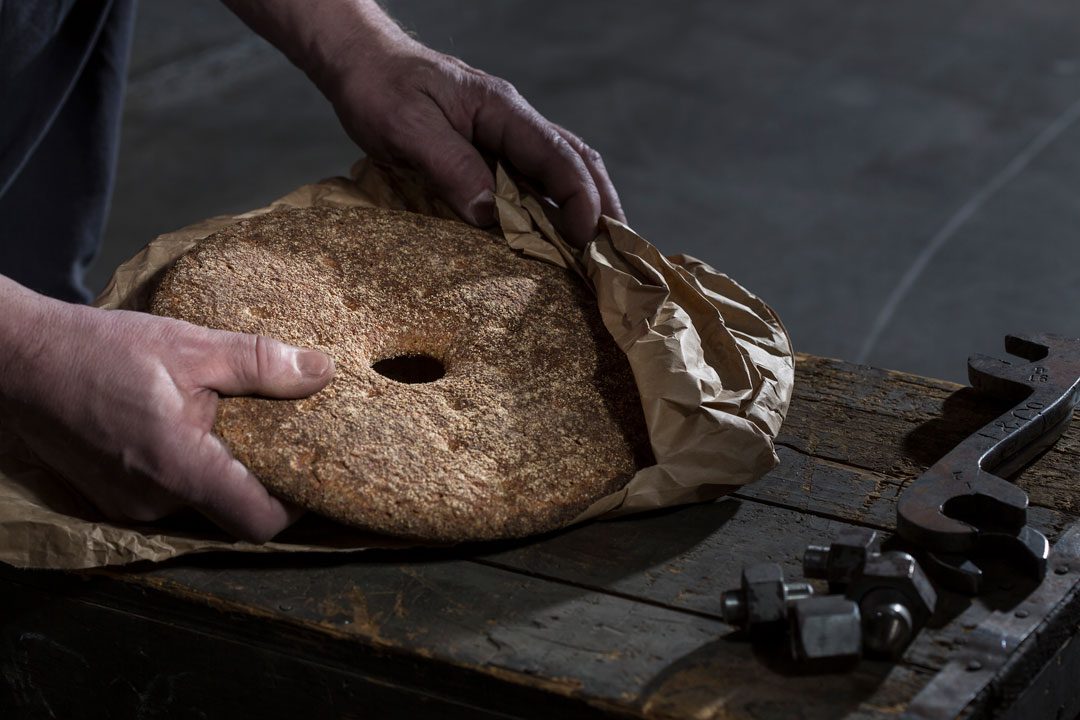 Ruisreikäleipää laitetaan paperipussiin