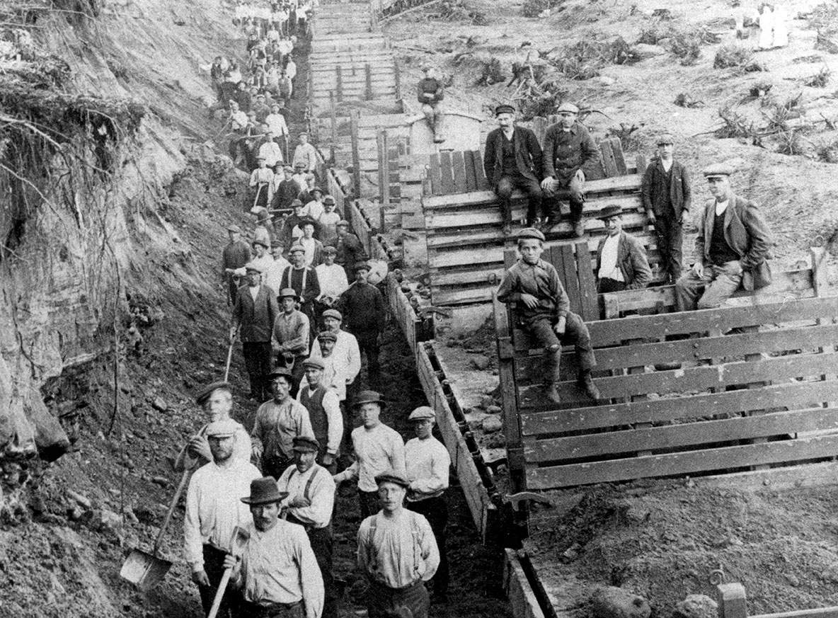 Werstas_nayttelyt_tulevat_ratajatkat_Rautatiemuseo Joukko työmiehiä poseeraa lapioiden kanssa