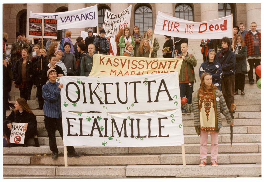 tkk_101292_Werstas-Mia_Takula_Oikeutta eläimille-mielenos_web Joukko naisia kävelee Finlaysonin tehdasalueen pihalla