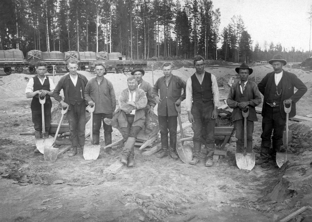 Radanrakentajia 1920-luvulla Karjalassa Viipurin radalla. Ryhmä miehiä seisoo rivissä lapioiden kanssa.
