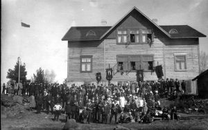 werstas_museo_hankkeet_kaynnissa_olevat_heritages_of_hunger Vapun juhlijoita Viialan työväentalolla 1920-luvun lopulla. suuri joukko ihmisiä kookkaan työväentalon edustalla.