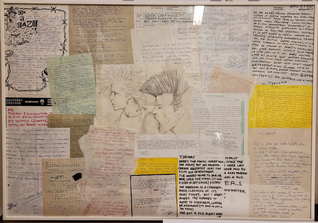 Kirjeenvaihtoa_Punkmuseo_verkkosivuille Pehmolelueläimet istuvat suuren lavastekärpässienen alla