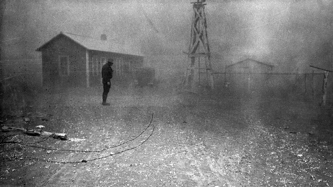 Dust_bowl_Dorothea_Lange_Library_of_Congress_web Tyttö kirjoittaa ja piirtää