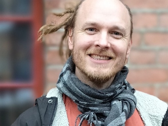 Jussi_Lahtinen_kuvaaja_Eino_Lilja Tyttö kirjoittaa ja piirtää