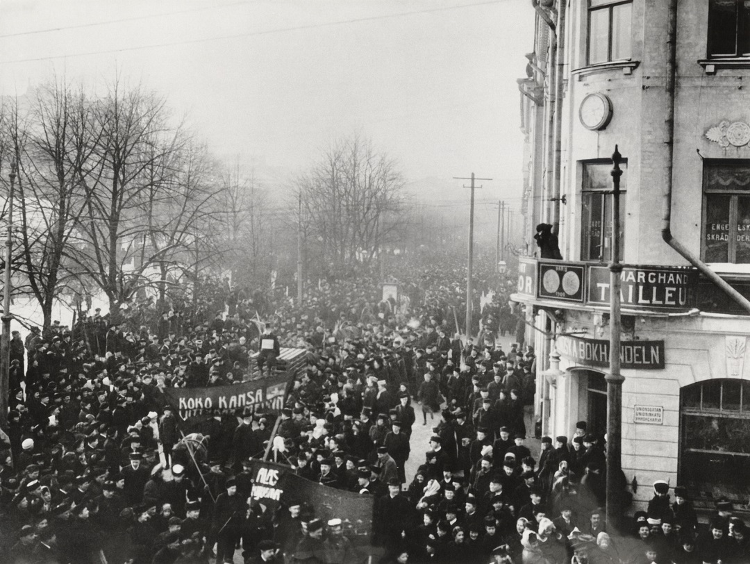 Työryhmä on kokoontunut kannettavan tietokoneen ääreen