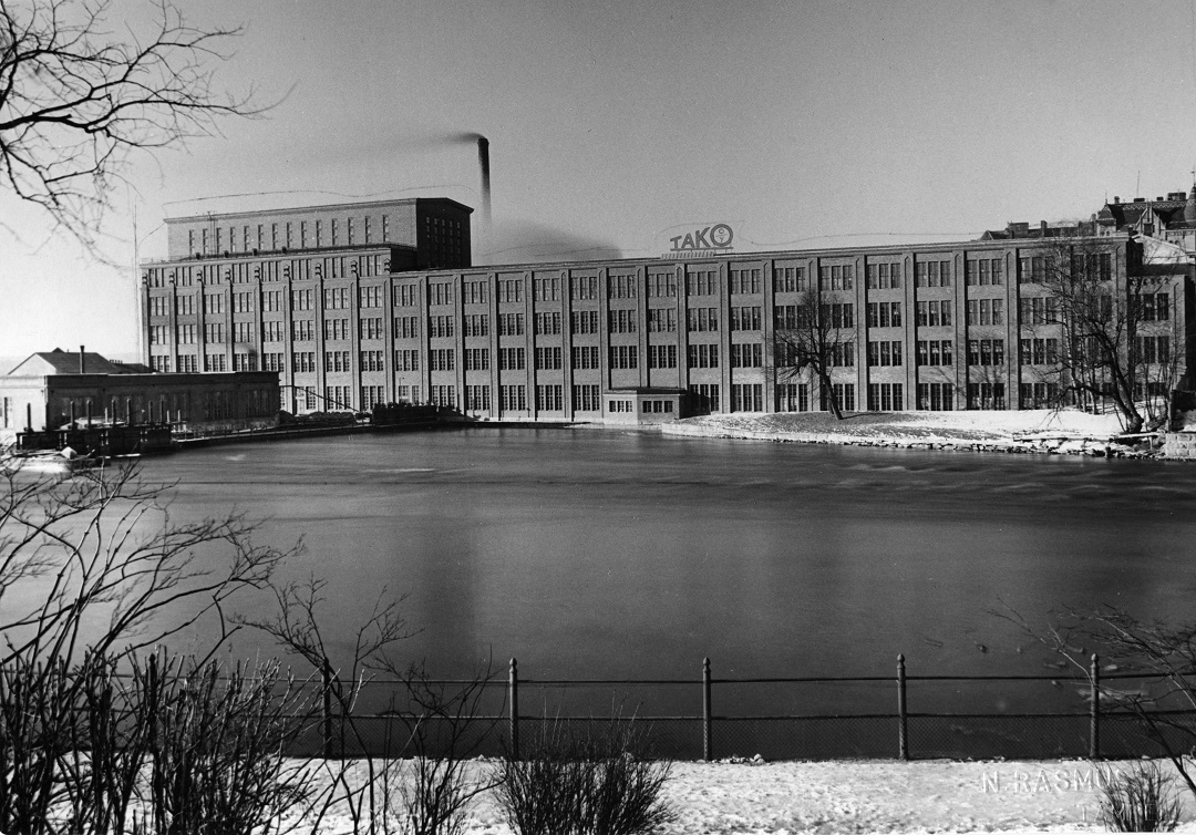 Tako-julkisivu-1930-luvulla-Niels-Rasmussen-Vapriikin-kuva-arkisto-web Työryhmä on kokoontunut kannettavan tietokoneen ääreen