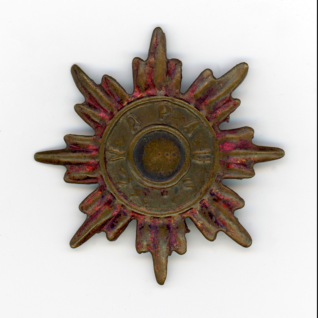 Kaksi miestä huomiovaatteissa