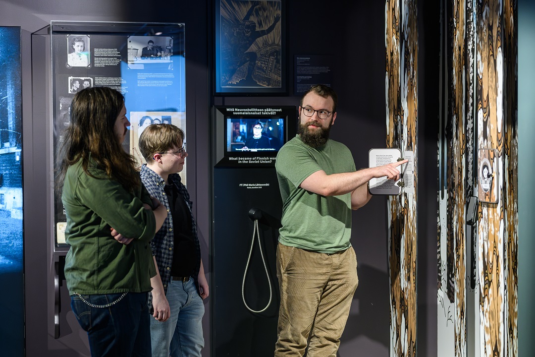 Nainen istuu rennosti pöydän ääressä