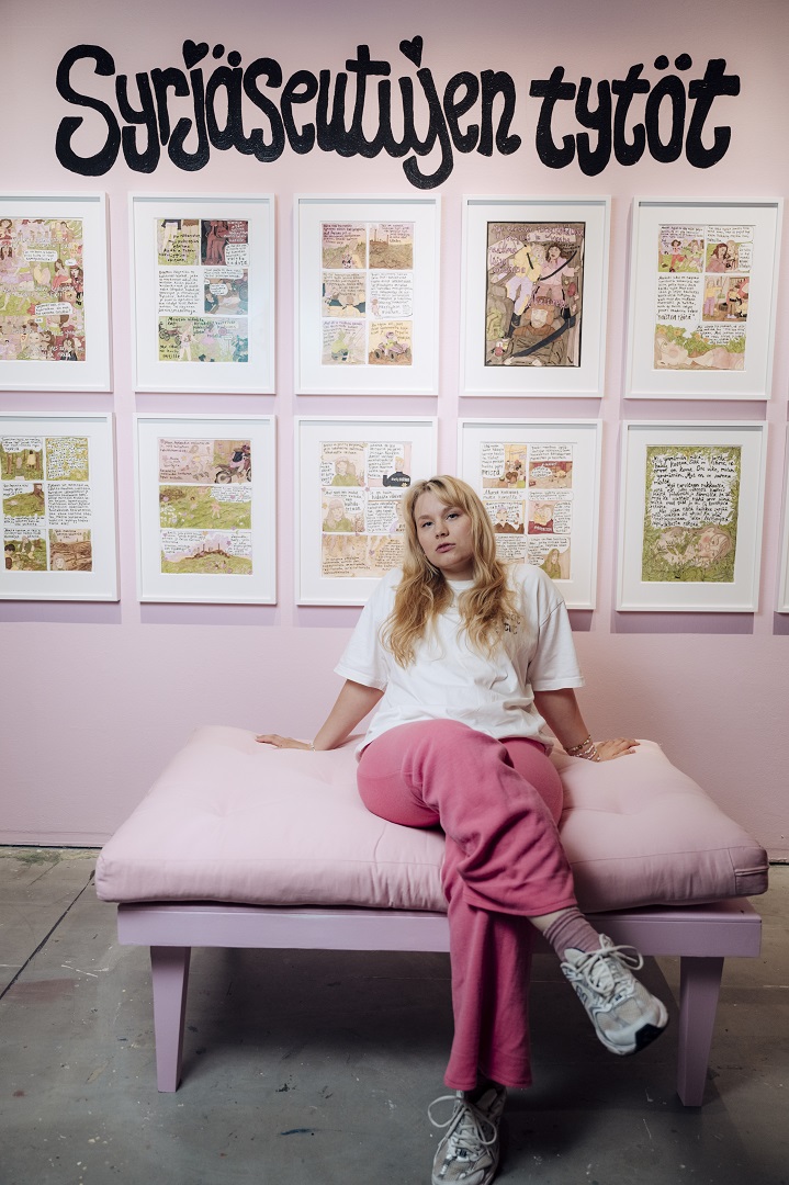 Kaksi naista keskustelevat töistä