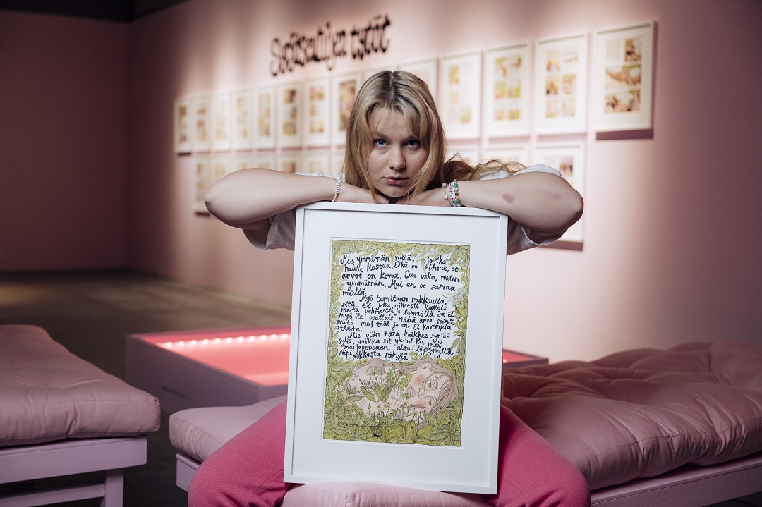 Tyttö kirjoittaa ja piirtää