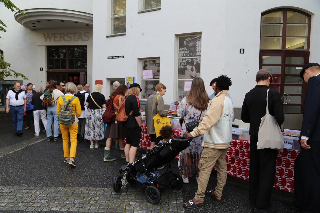 Kaksi miestä huomiovaatteissa