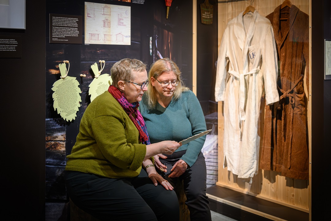 Kaksi miestä huomiovaatteissa