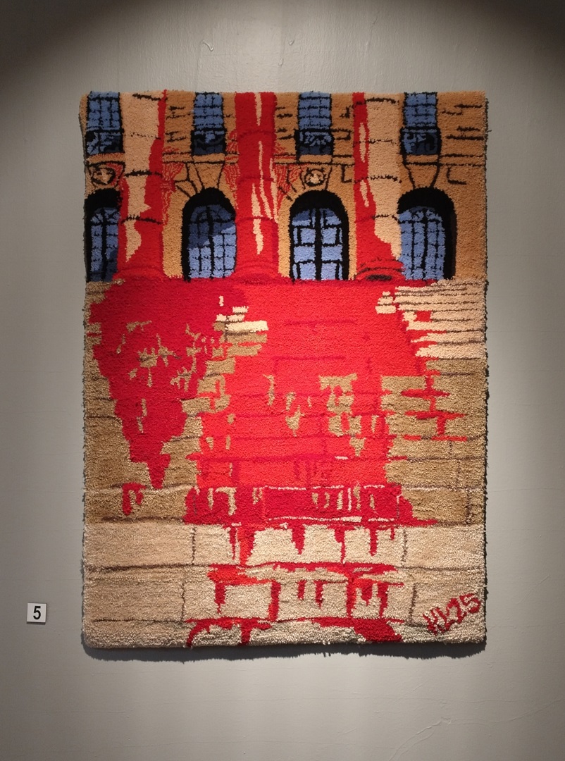 Nainen seisoo kynä kädessä fläppitaulun edessä ja katsoo kohti kameraa. Taululle on piirettynä erilaisia eläinhahmoja.