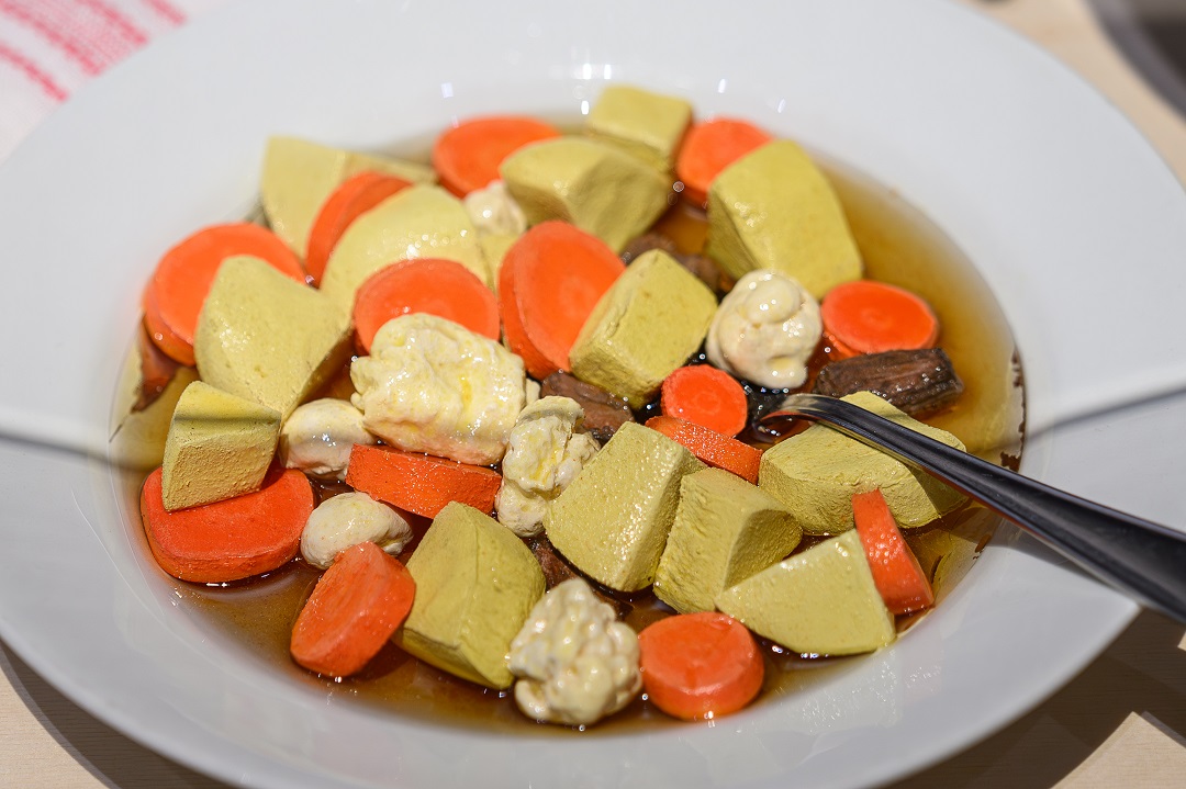 Kaksi miestä huomiovaatteissa