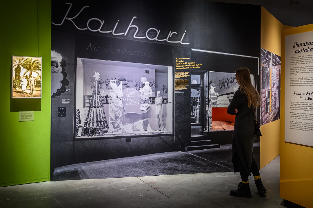 Kaksi miestä huomiovaatteissa