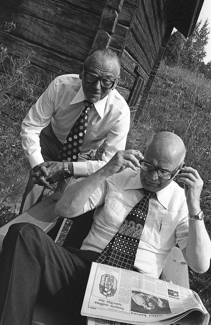 Kaksi naista keskustelevat töistä