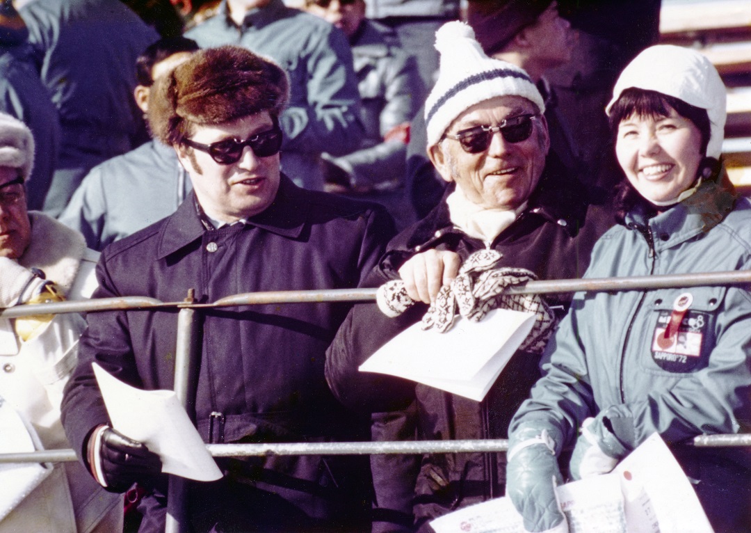 Kaksi miestä huomiovaatteissa