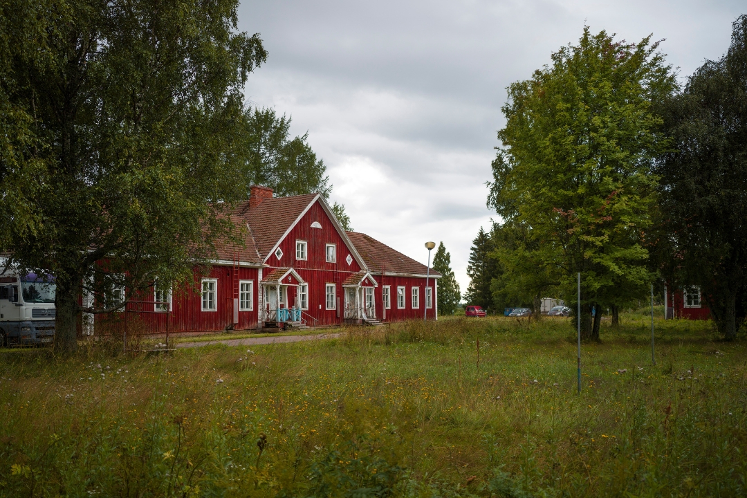 Kaksi miestä huomiovaatteissa