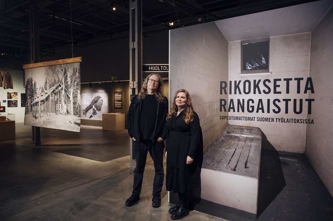 Työryhmä on kokoontunut kannettavan tietokoneen ääreen