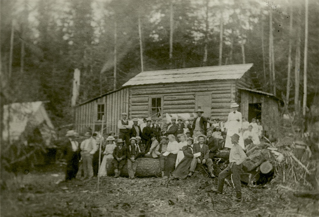 Kaksi miestä huomiovaatteissa